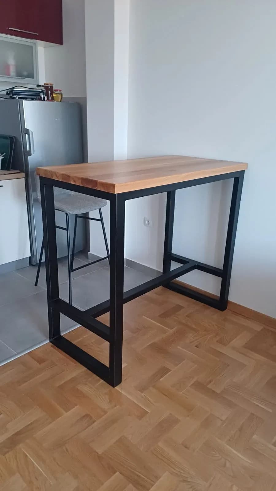 Sto Ena — stolovi i stolice, MilimetarLINE, Niš
