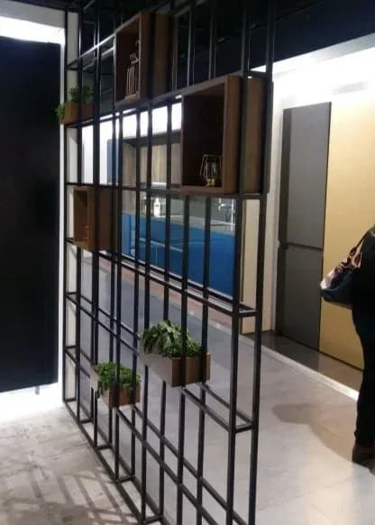 Pregradna polica od metala i drveta — MilimetarLINE, Niš