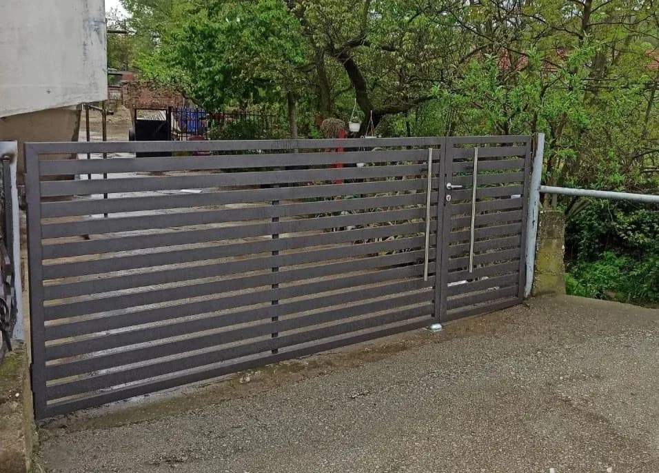 Metalna ograda za dvorište — MilimetarLINE, Niš